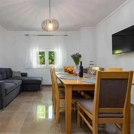 Lovely In With Private Swimming Pool, Be Inside Or Outside *