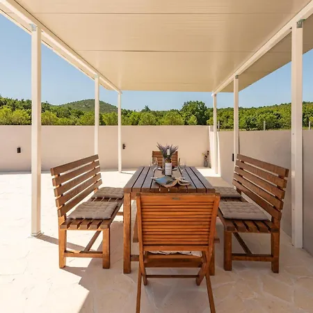Lovely In With Private Swimming Pool, Be Inside Or Outside *