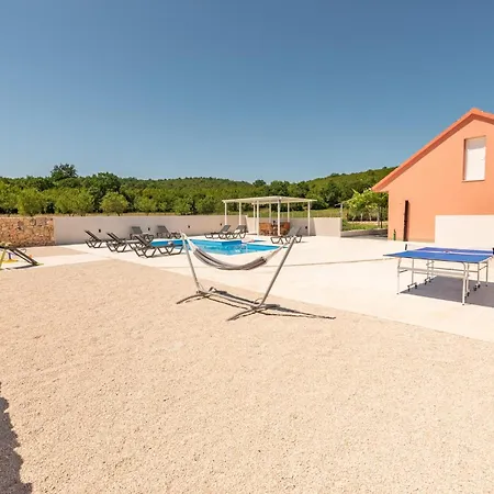 Lovely In With Private Swimming Pool, Be Inside Or Outside Hébergement de vacances