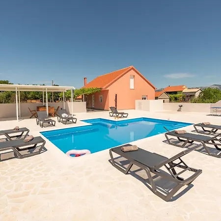 Hébergement de vacances Lovely In With Private Swimming Pool, Be Inside Or Outside